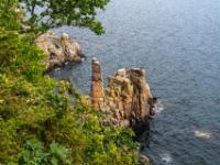 Bis zu 22m hohe Klippen aus Granit ragen aus dem Meer - Helligdomsklipperne